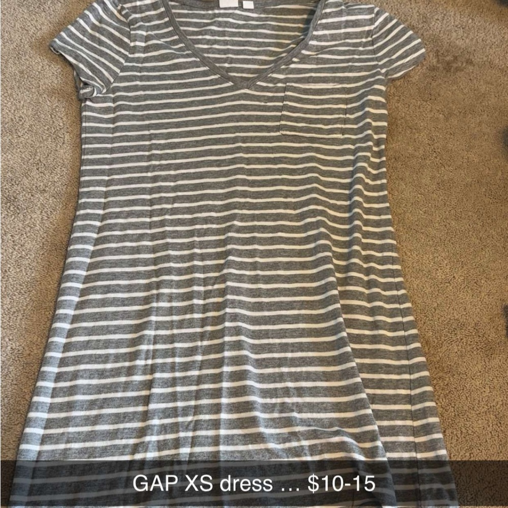 GAP Gray and White V-Neck Sheath Mini Dress